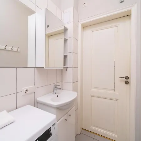 4-bedroom Next To Old Town - Barona Street Appartement